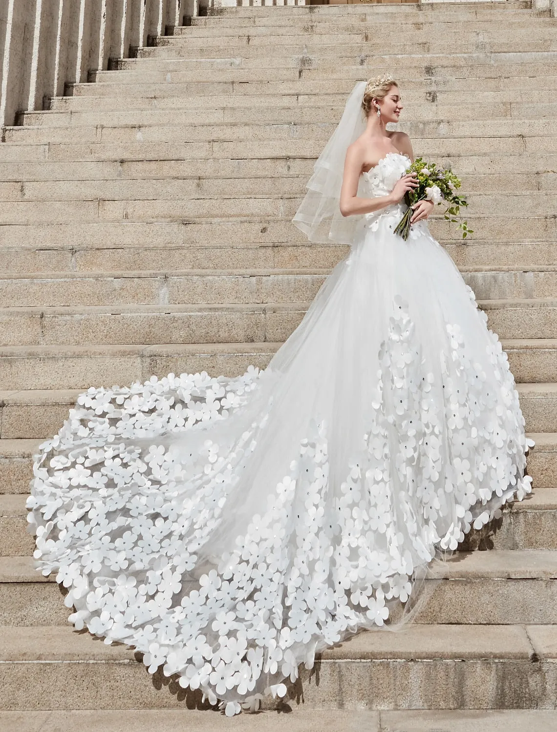 Luolandi Engagement Open Back Formal Wedding Dresses Ball Gown Square Neck Strapless Chapel Train Lace Bridal Gowns With Crystals