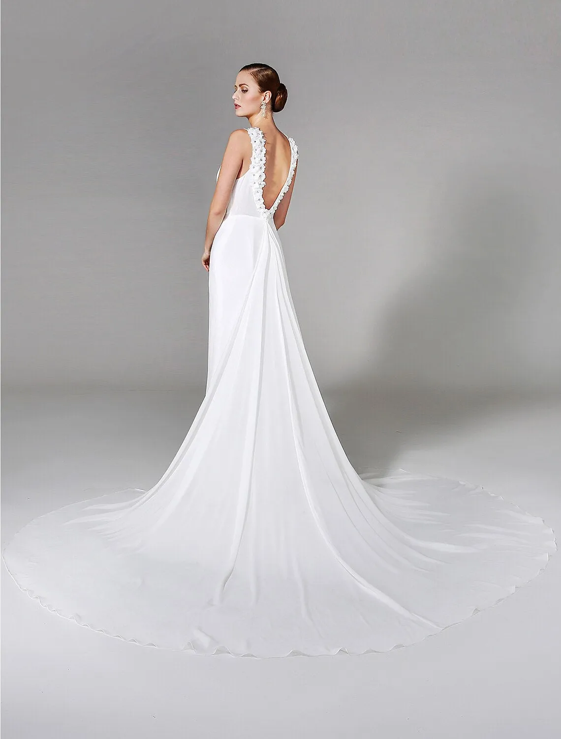 Luolandi Wedding Dresses Sheath / Column High Neck Sleeveless Chapel Train Chiffon Bridal Gowns