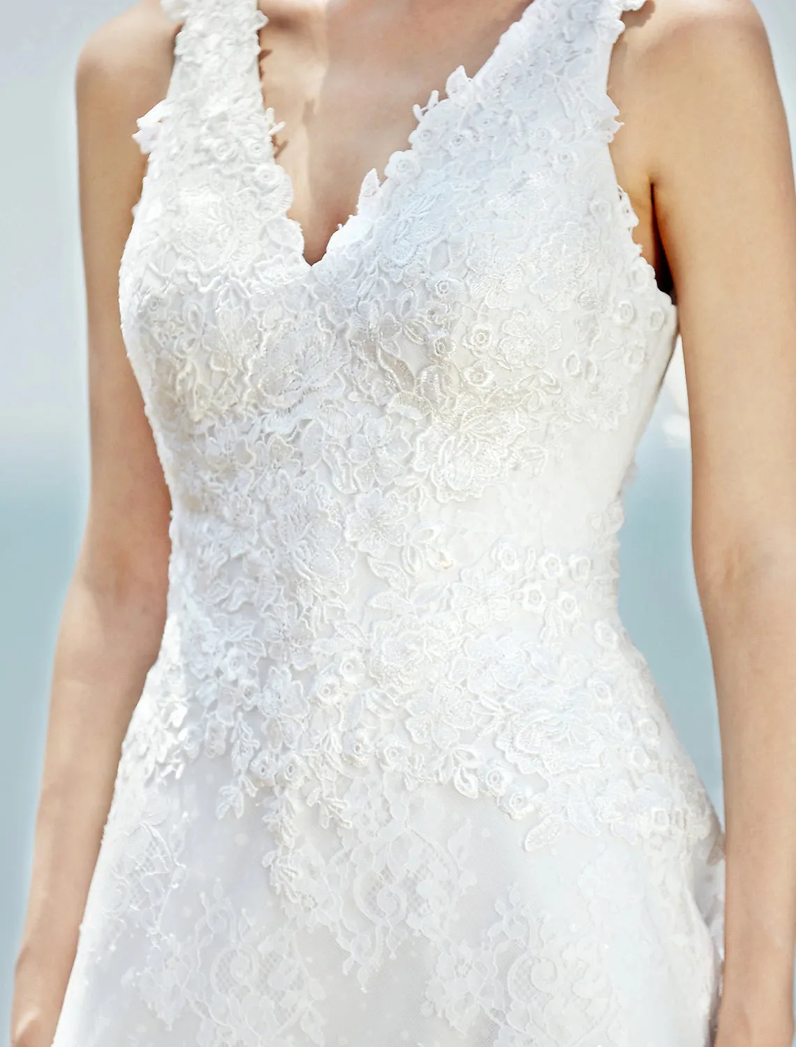 Luolandi Wedding Dresses Sheath / Column V Neck Sleeveless Court Train Lace Bridal Gowns With Appliques
