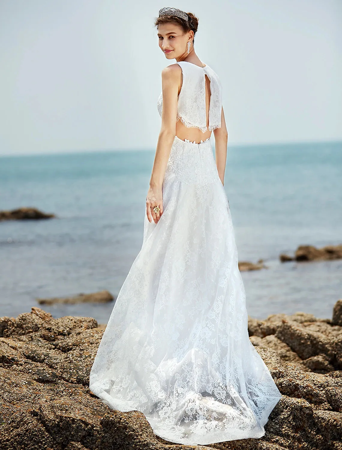 Luolandi Wedding Dresses Sheath / Column V Neck Sleeveless Court Train Lace Bridal Gowns With Appliques