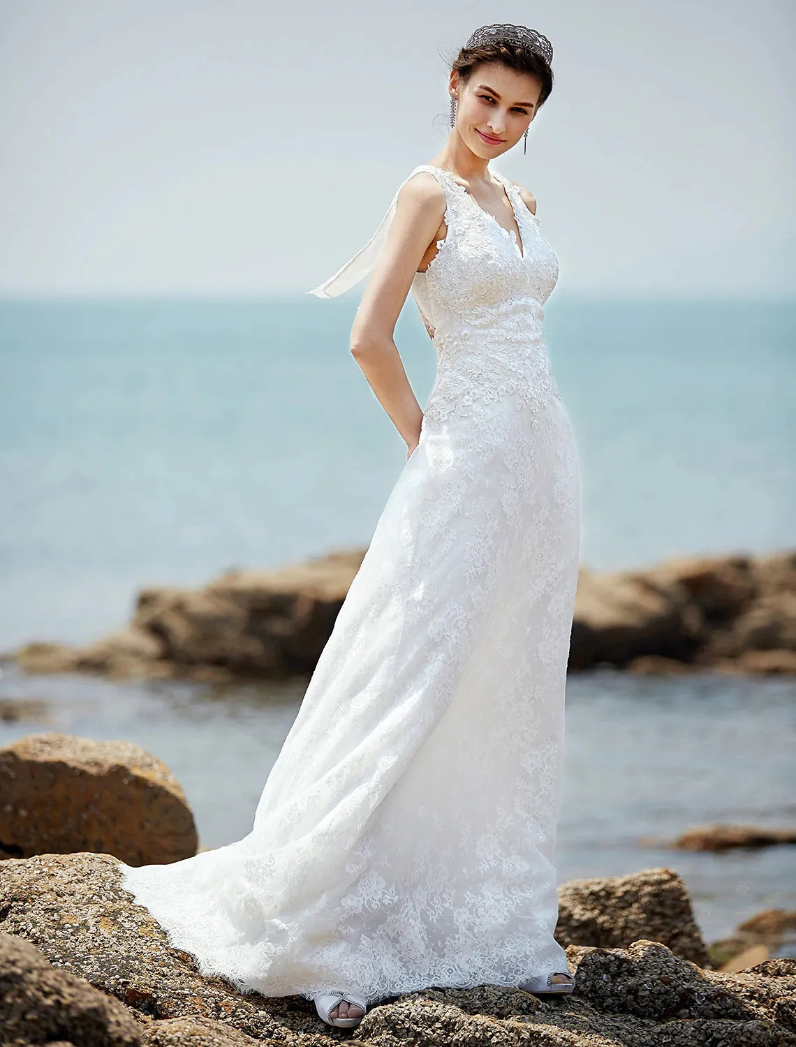 Luolandi Wedding Dresses Sheath / Column V Neck Sleeveless Court Train Lace Bridal Gowns With Appliques