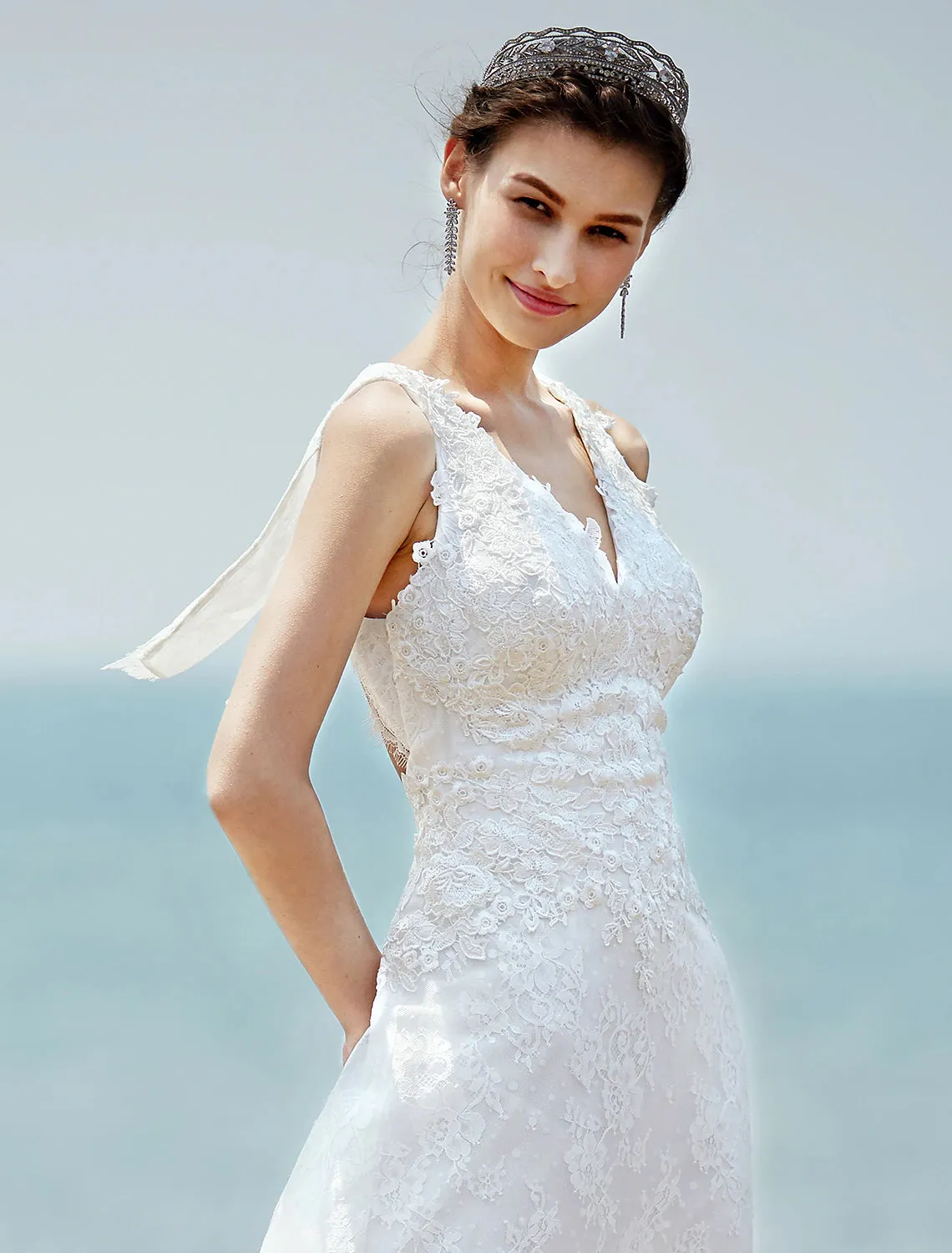 Luolandi Wedding Dresses Sheath / Column V Neck Sleeveless Court Train Lace Bridal Gowns With Appliques